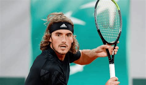what racquet does tsitsipas use