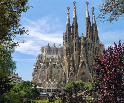 what time does sagrada familia open