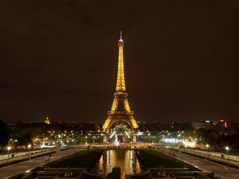 what time does the eiffel tower sparkle in april
