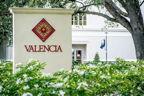 what time does valencia college close