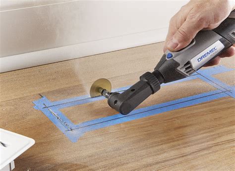 what type of blade is used to cut laminate flooring