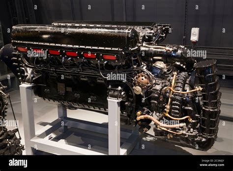 What Type Of Engine Is In A Rolls Royce