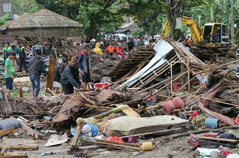 what year did the tsunami hit indonesia