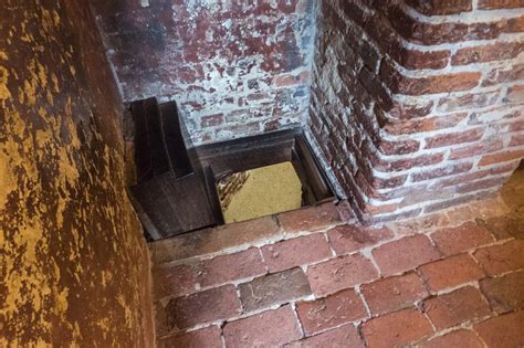 whats a priest hole mean