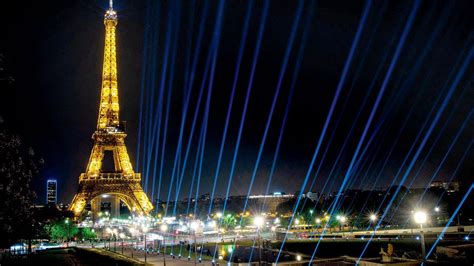 when did the eiffel tower get sparkling lights