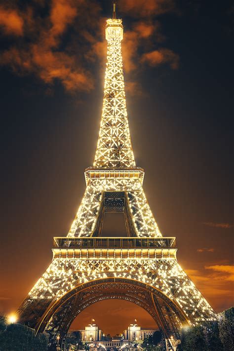when do the eiffel tower lights sparkle