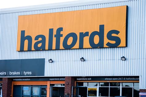 when does halfords close