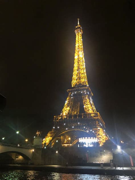 when does the eiffel tower lights up