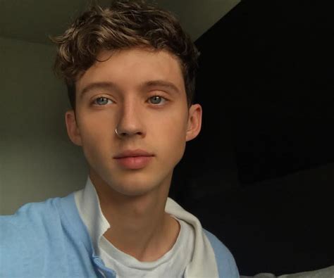 when was troye sivan born