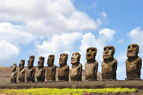 where are the easter island statues located