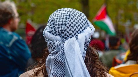 where does the keffiyeh originate from