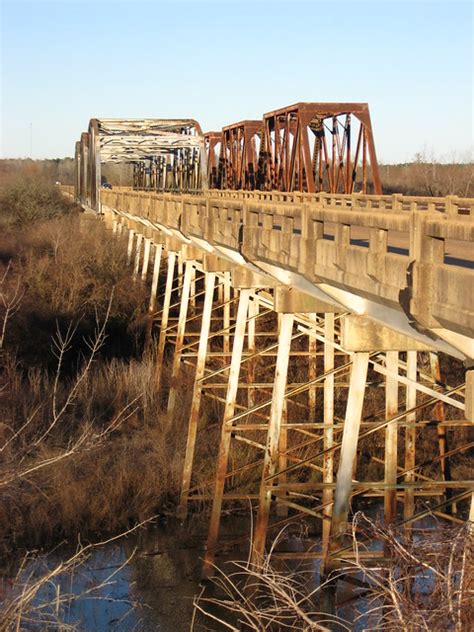 where is the famous tallahatchie bridge