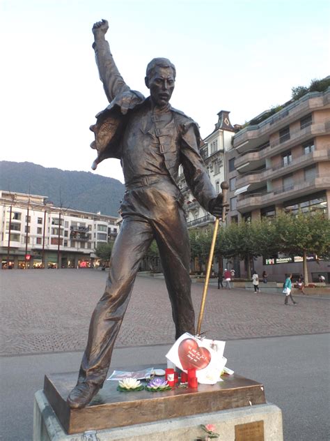 where is the freddie mercury statue located