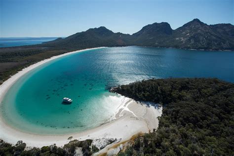 where is wineglass bay tasmania