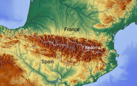 which mountains are between spain and france