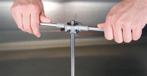 which tool is used to cut external threads by hand