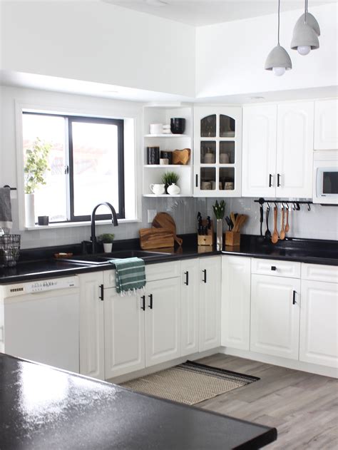 th?q=white%20kitchen%20cabinets%20with%20black%20countertops