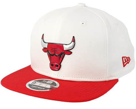 white and red chicago bulls fitted hat