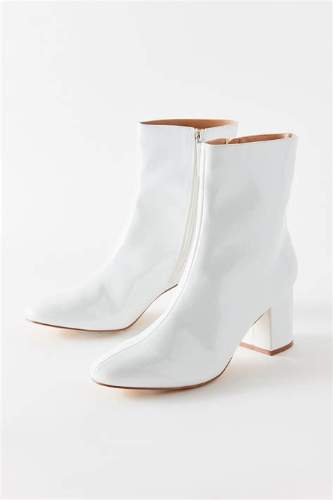 vakarai.us:white boots urban outfitters