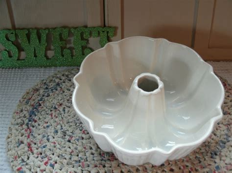 beautifulscience.info:white ceramic bundt pan