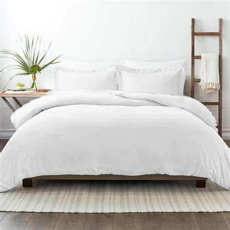 white cover bed