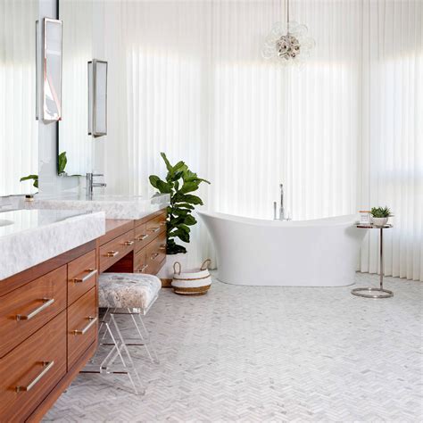 {Friday Favorites} 10 Incredibly Beautiful White Bathrooms Little