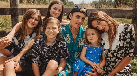 who are justin bieber's siblings