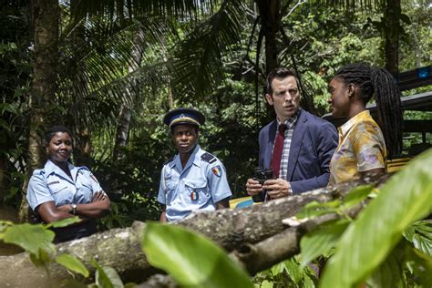 who broadcasts death in paradise