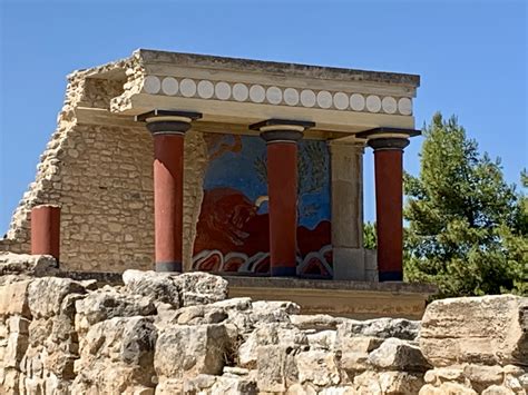 who discovered the ruins of knossos on crete