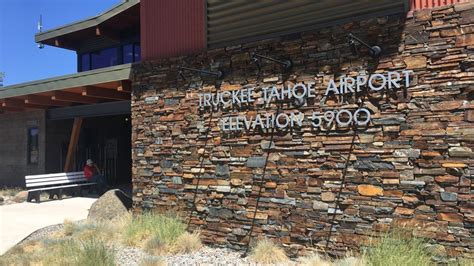 who flies into truckee airport