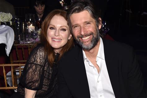 who is julianne moore married to