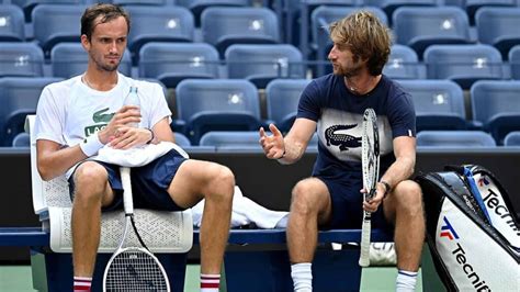 who is medvedev's coach