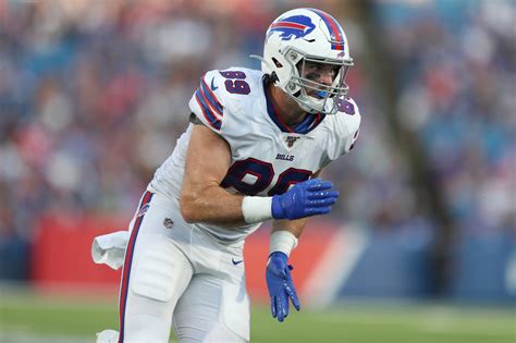 who is the bills starting tight end