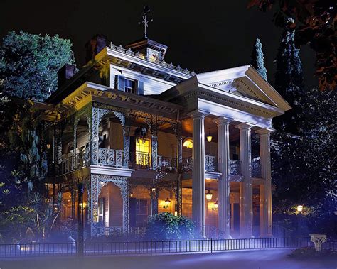who stars in disney's haunted mansion