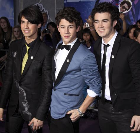why did the jonas brothers break up