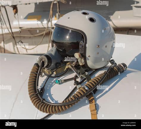 why do fighter pilots wear oxygen masks