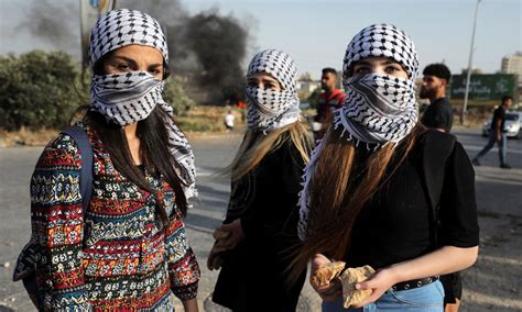 why do people wear keffiyeh girl