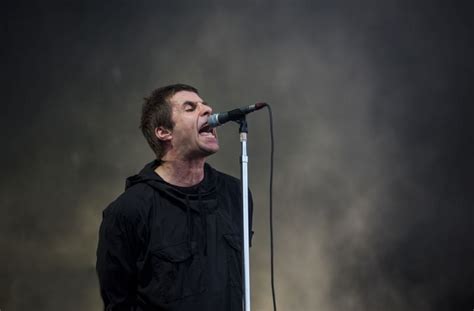 why does liam gallagher sing like that
