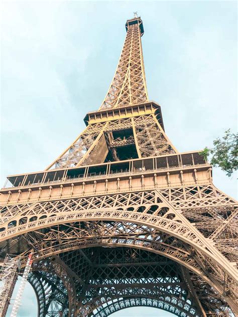 why does the top of the eiffel tower close