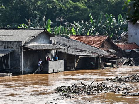 why is jakarta indonesia sinking
