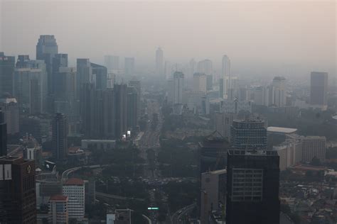 why is jakarta so polluted