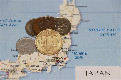 why is japanese yen dropping