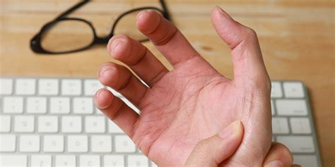 why is my thumb shaking