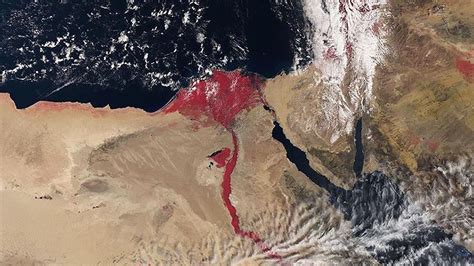 why is the nile river turning red