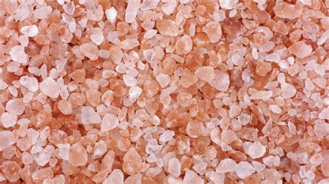 why rock salt is pink in colour