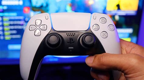 DualSense PS5Controller im Größenvergleich mit DualShock 4