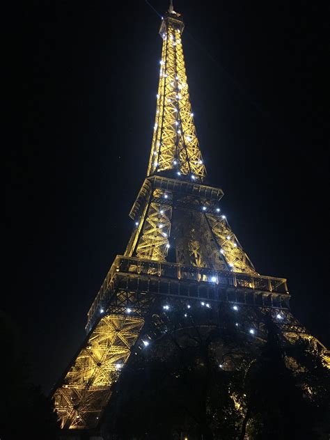 will the eiffel tower sparkle at 10pm