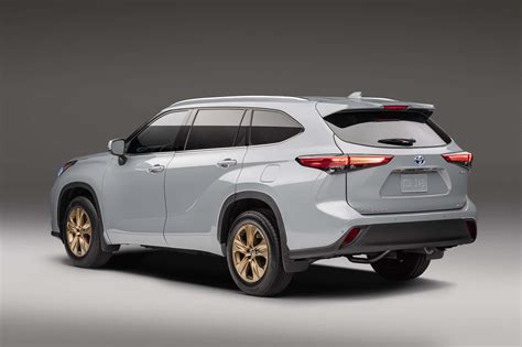 will toyota make a plug in hybrid highlander