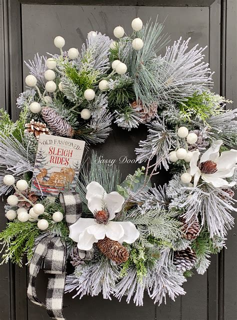 Simple and rustic winter wreath. Love this!! Farmhouse wreath decor