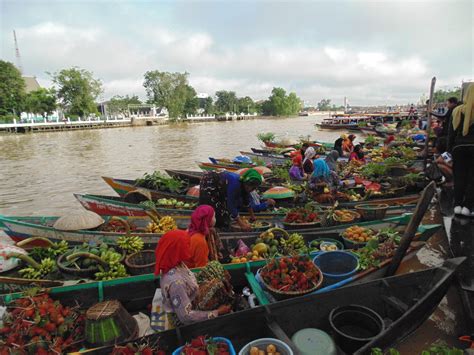 Wisata Pasar Terapung Siring:  Explore the Floating Market Experience